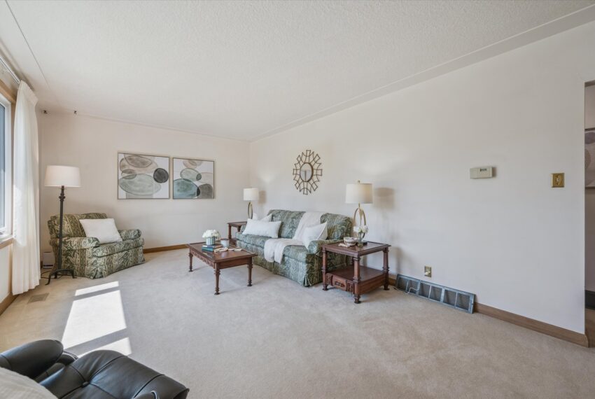 08-Speedvale Ave E 008