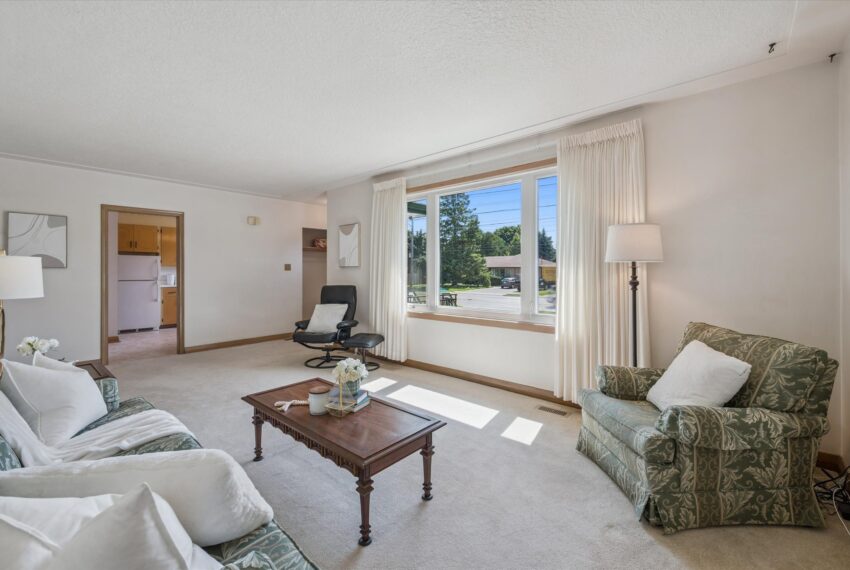 10-Speedvale Ave E 010
