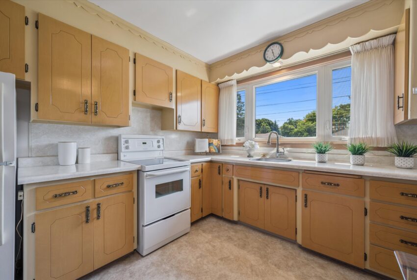 12-Speedvale Ave E 012