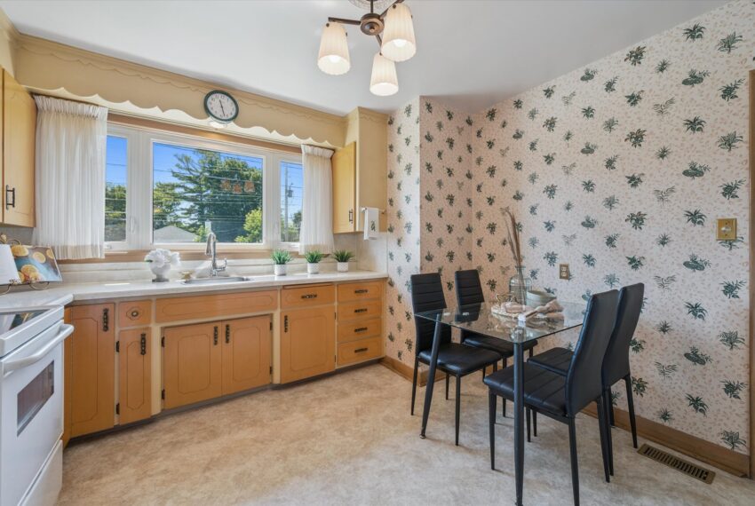 13-Speedvale Ave E 013