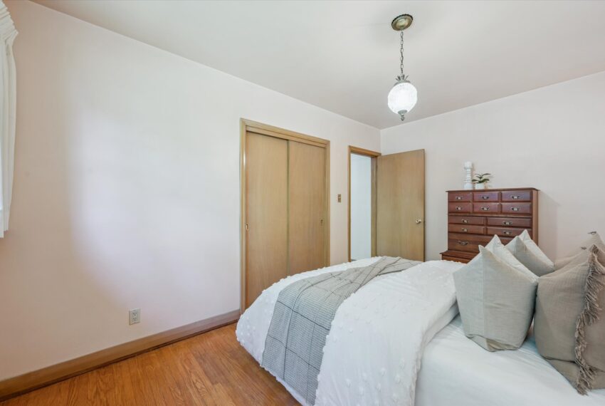 20-Speedvale Ave E 020
