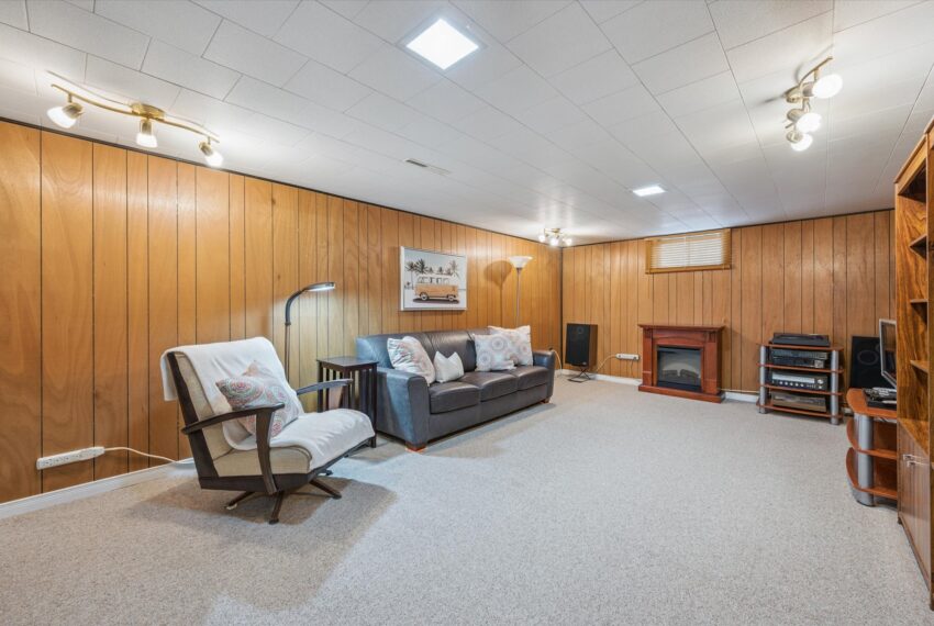 22-Speedvale Ave E 022