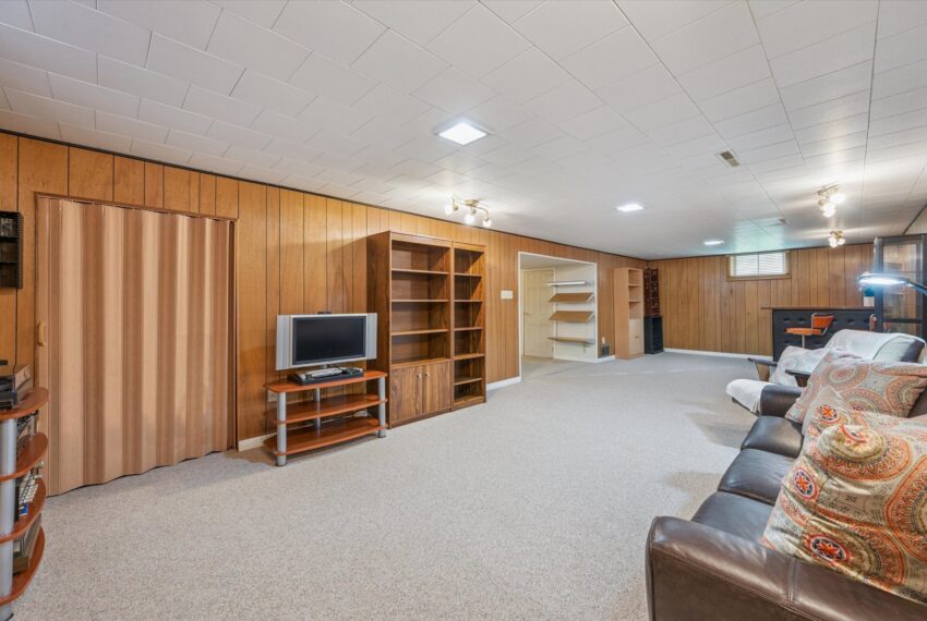 24-Speedvale Ave E 024