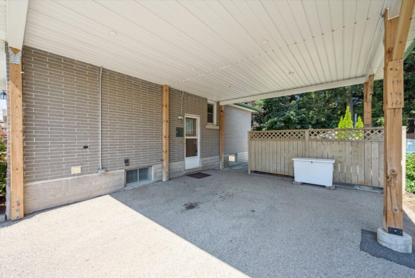 30-Speedvale Ave E 030
