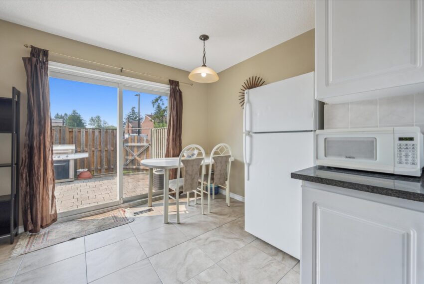 11-University Ave E 011