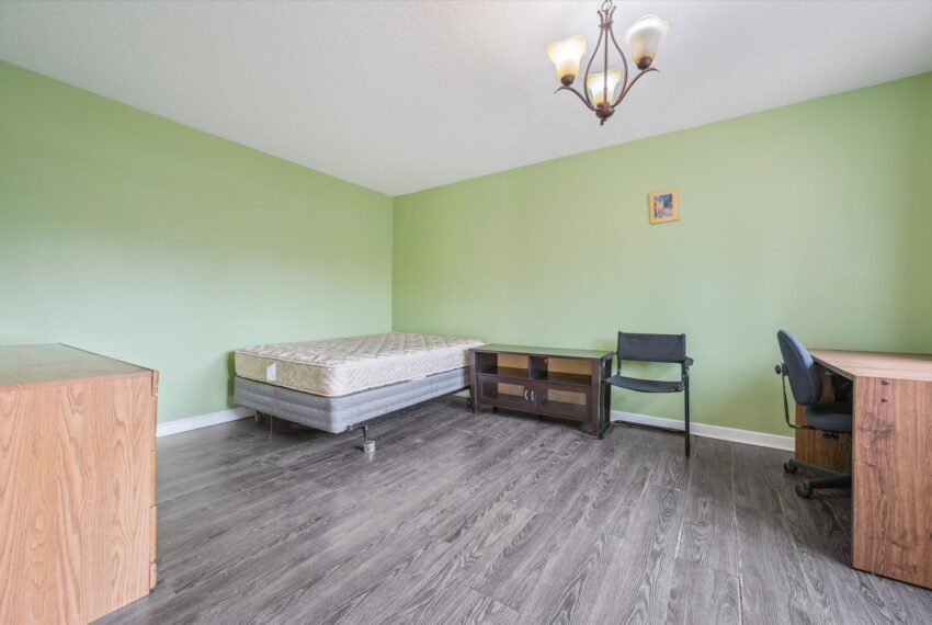 12-University Ave E 012