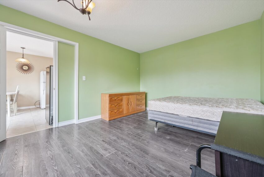 14-University Ave E 014