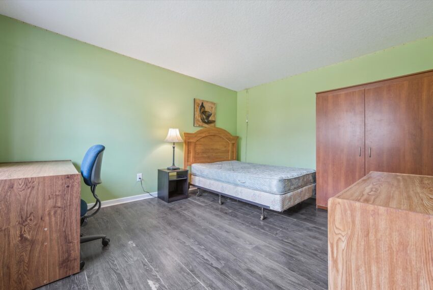 15-University Ave E 015