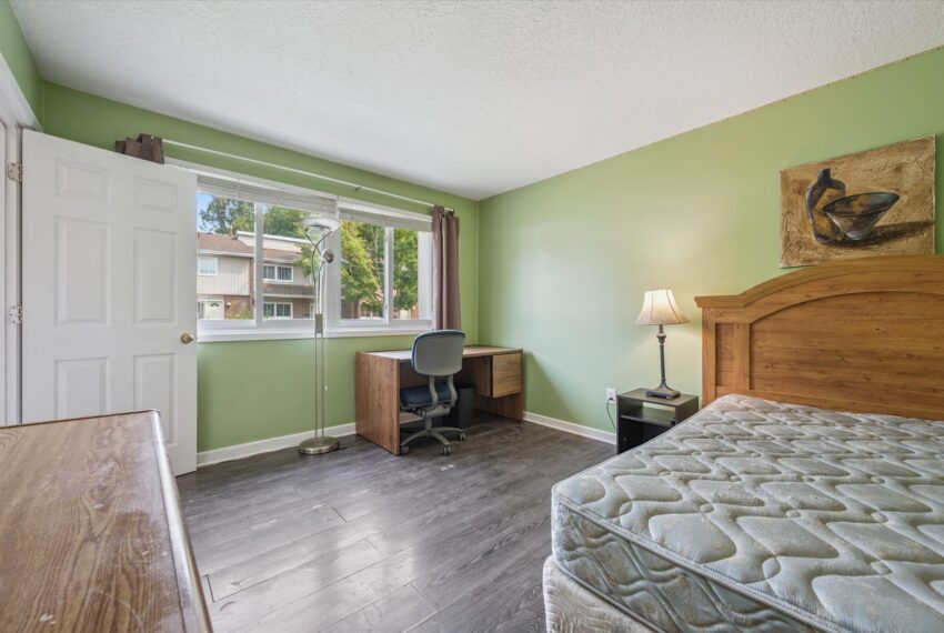 16-University Ave E 016