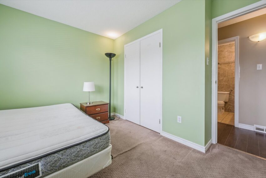 19-University Ave E 019