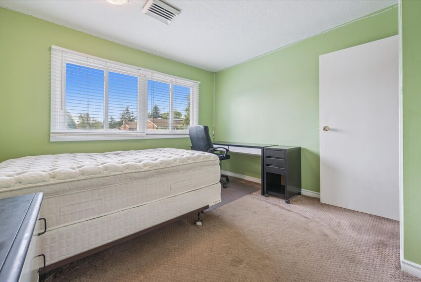 20-University Ave E 020