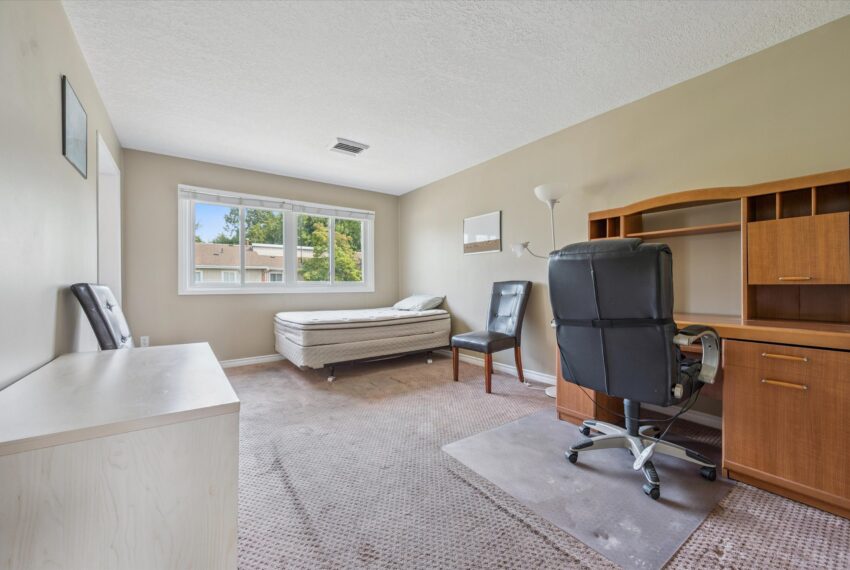 23-University Ave E 023
