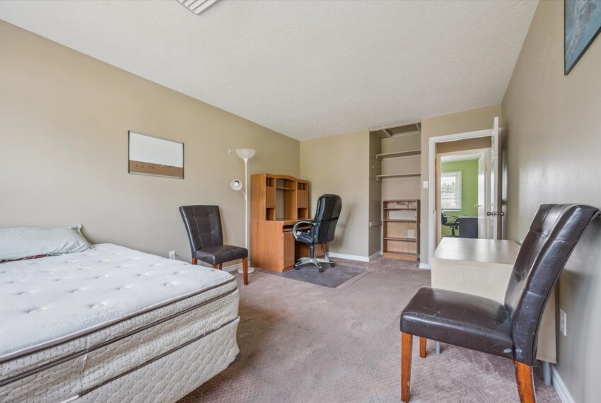 24-University Ave E 024