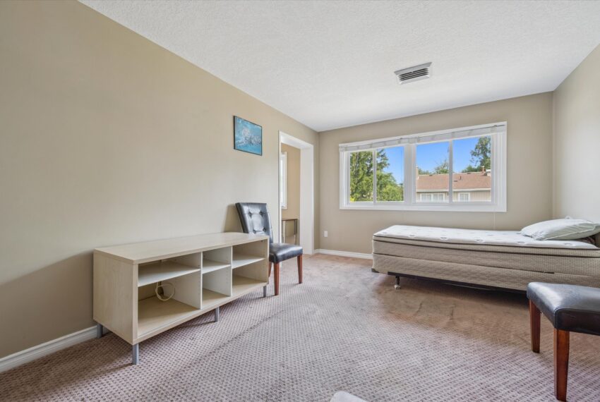 25-University Ave E 025