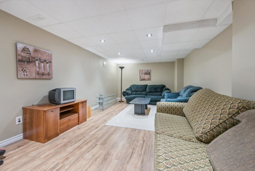 28-University Ave E 028