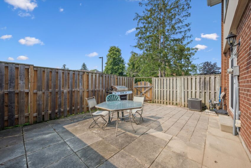 32-University Ave E 032