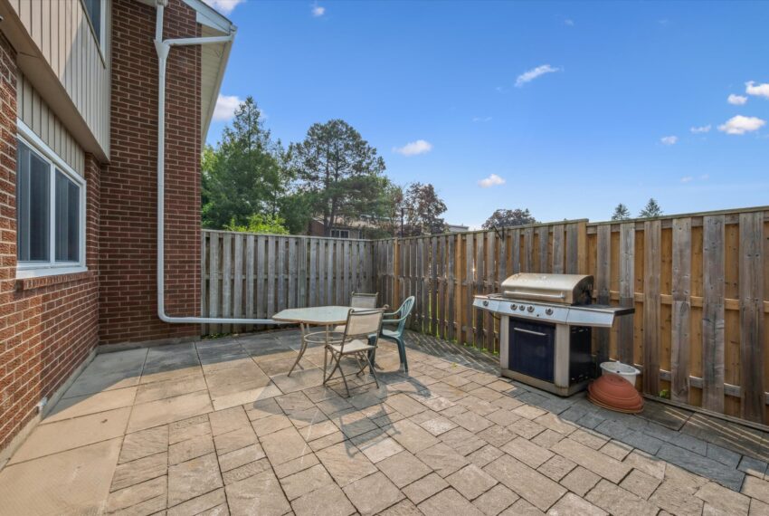 33-University Ave E 033