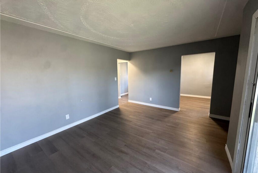 02a-Living Room Vacant 2