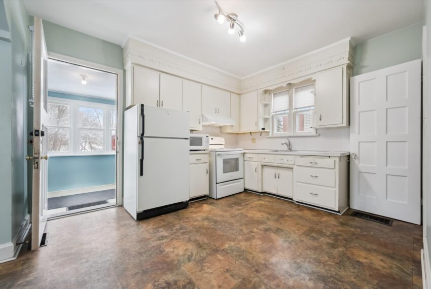 10-Stevenson St N 010