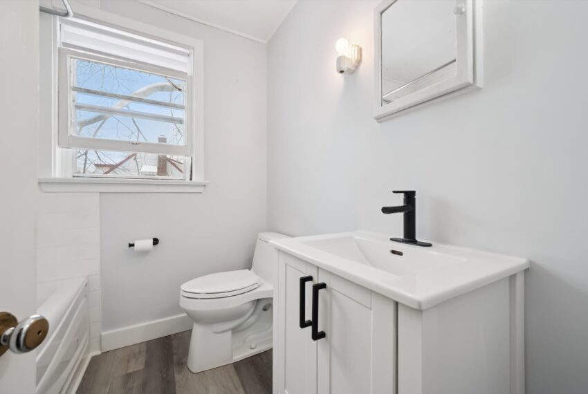 24-Stevenson St N 024